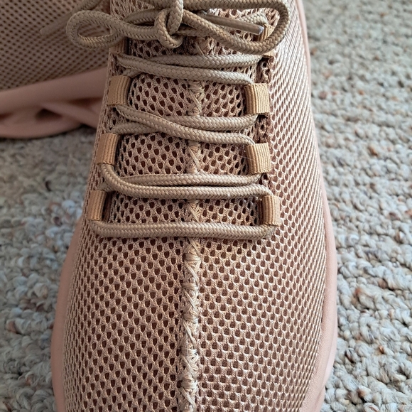Stylish Tan/peach Sneakers NWOT - Picture 4 of 10